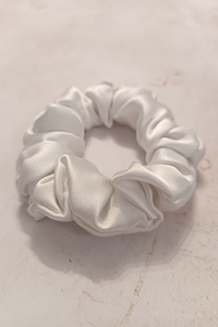 Gumica za kosu (scrunchie), mali bijeli saten