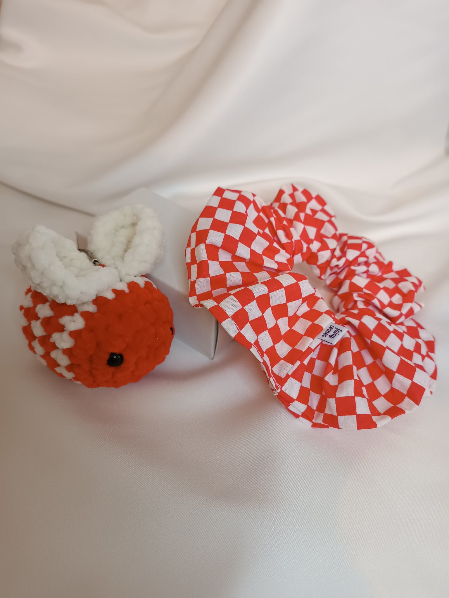 Navijački set (scrunchie + pčelica) (8 EUR)