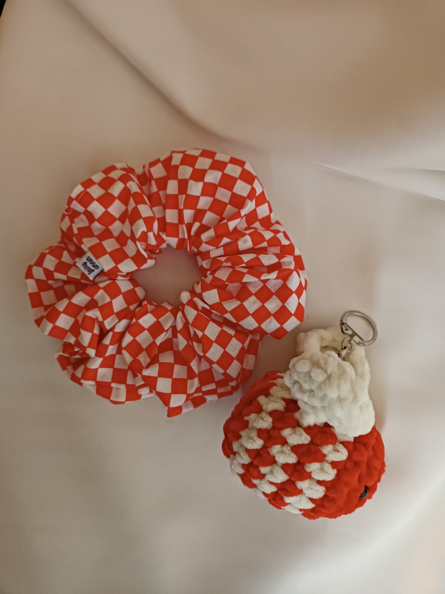 Navijački set (scrunchie + pčelica) (8 EUR)